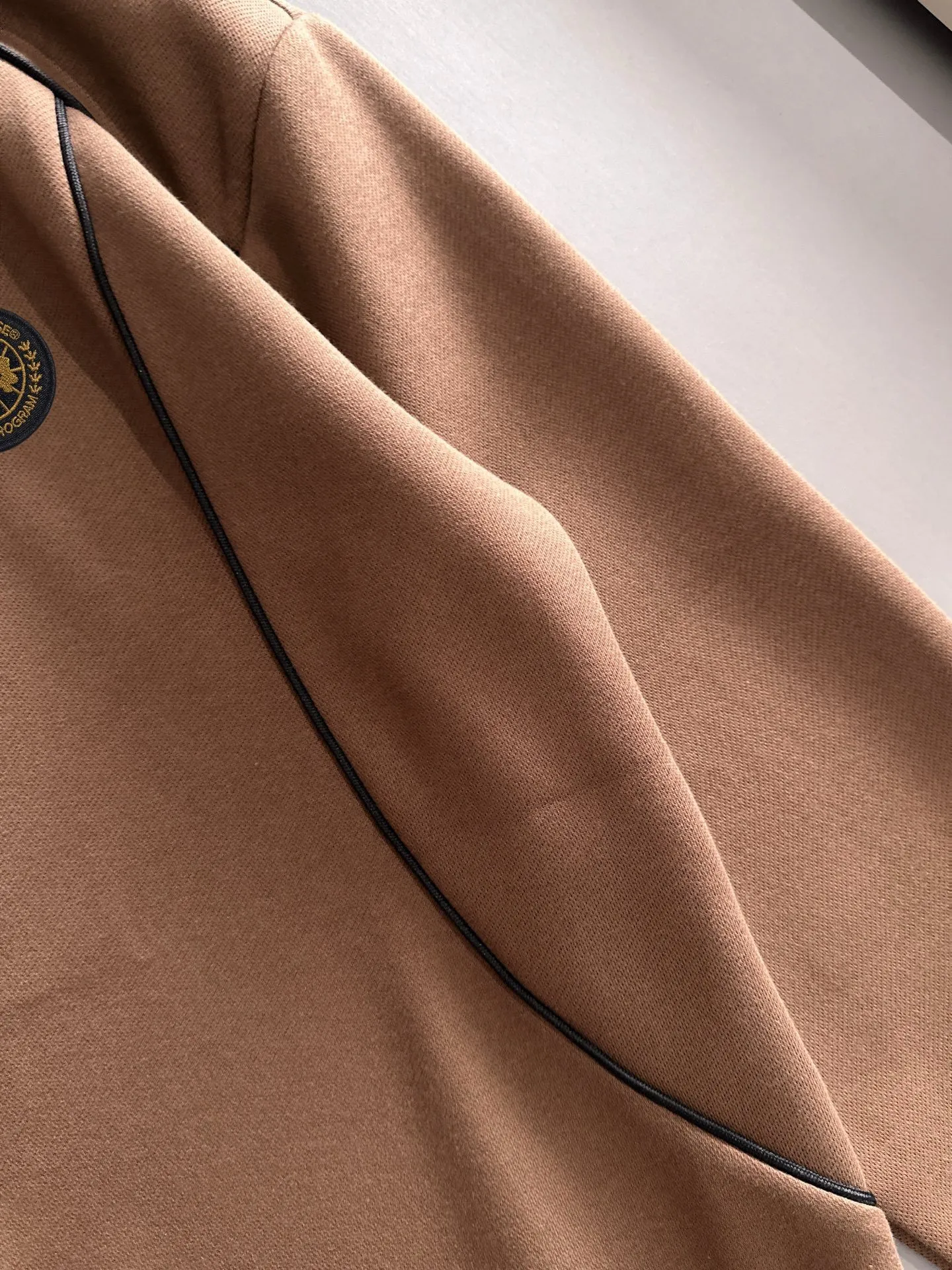 P360 Big Goose is the exclusive first release of 25ss new autumn and winter round neck long-sleeved sweatshirts for men and women. Many celebrities share the same style. Craftsmanship that cannot be copied by ordinary small workshops. We are not afraid of any challenges in terms of materials, detail restoration and craftsmanship, just to provide you with wonderful products. Compare the top original versions at will. No expense is spared just to do better. Unique imported fabric feel. Purely imported German machine production. Precision operation. Thousands of needles density. Full set of new accessories with three standards for simultaneous customization. The upper body is versatile and fashionable. A perfect choice for autumn and winter. A must-have item. Size chart: m-4XL (Please state your height and weight when placing an order.
